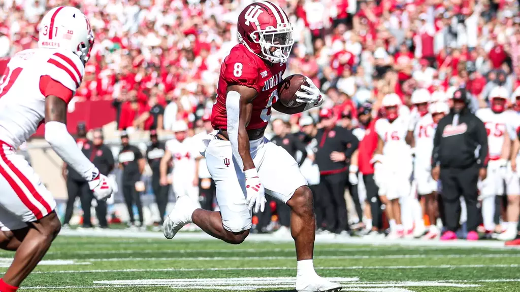 681d2eb2e79df_crop A football player running with the ball in his hands.